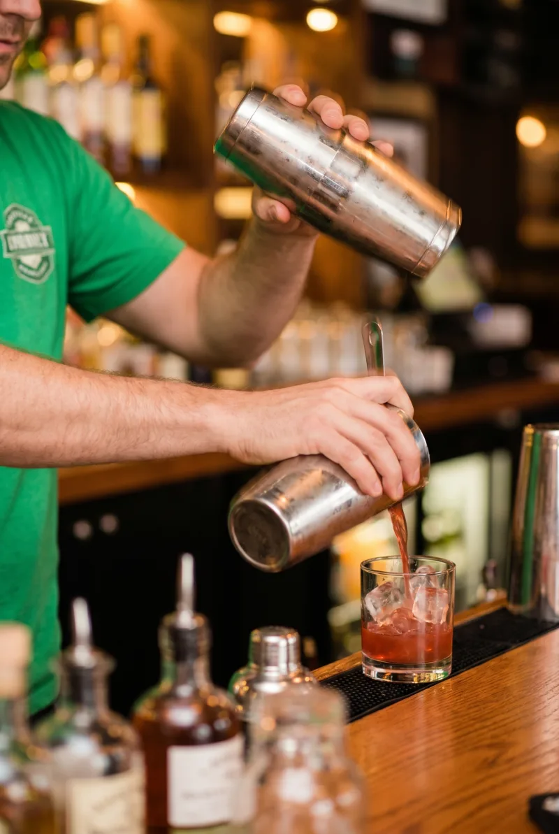 Barkeeper:in an der Bar