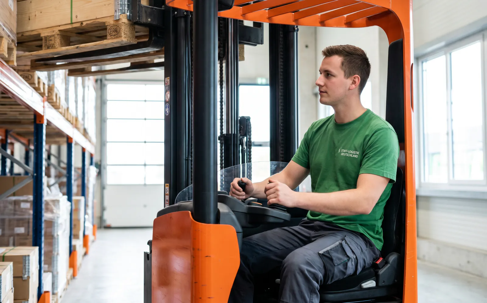 Gabelstaplerfahrer im Lager bei uniworks