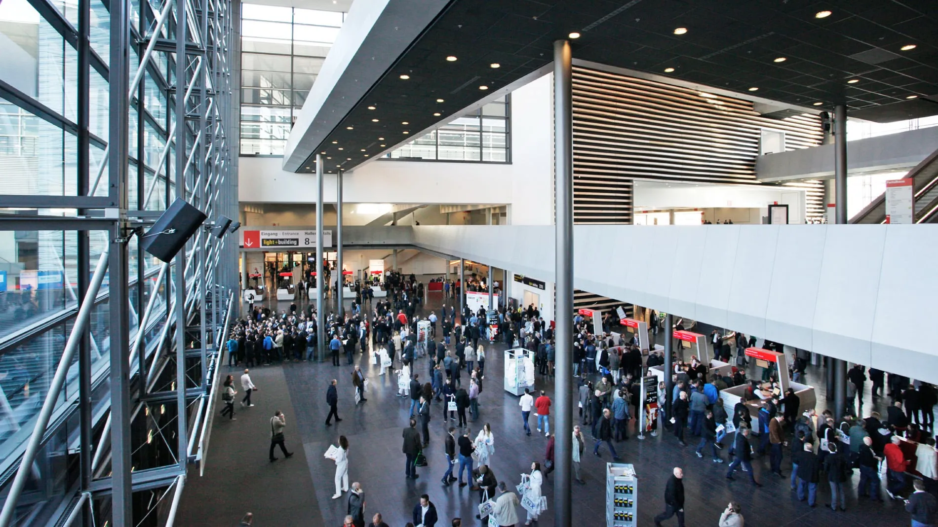 Hostess und Host auf einer Messe