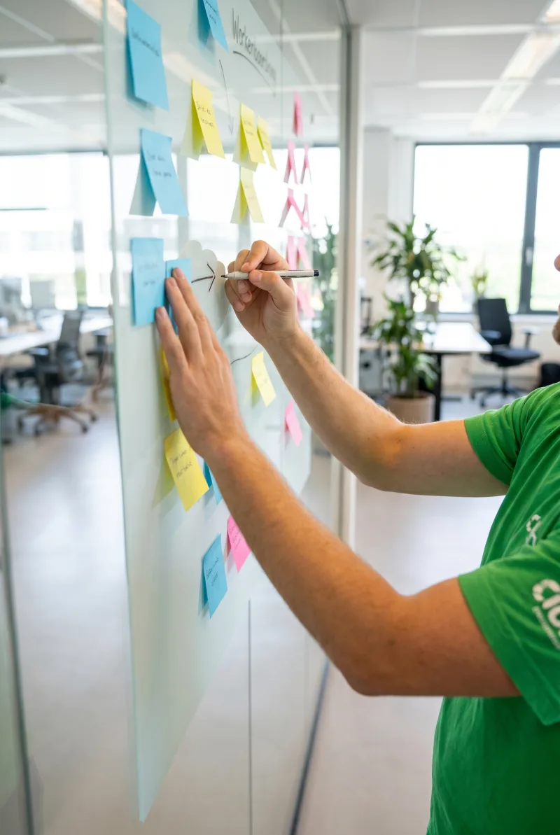Studierende bei der Projektarbeit im Büro